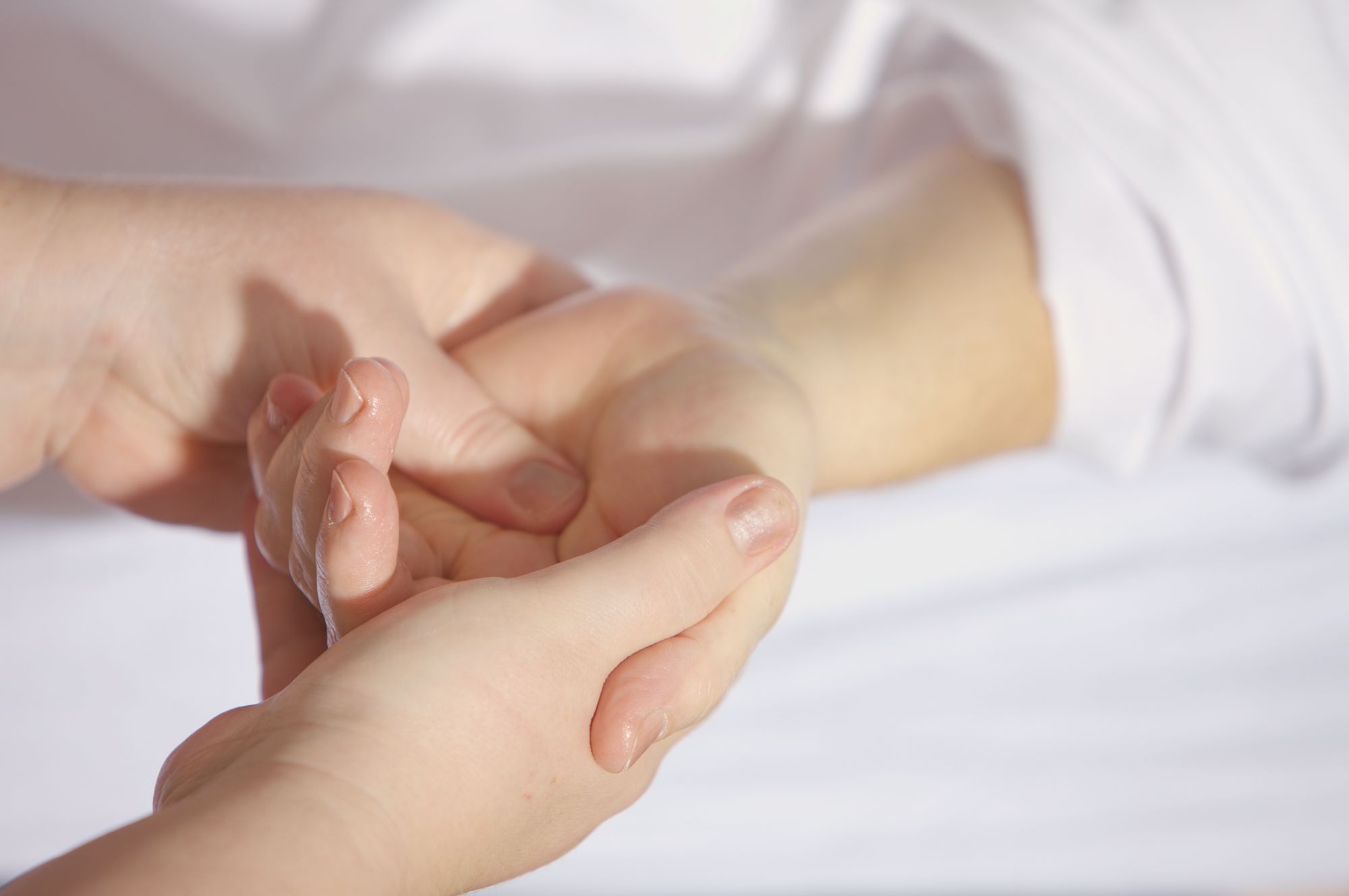 Oferiți persoanei un masaj al mâinilor